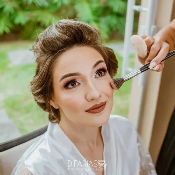 Maquiando a noiva no pré-casamento