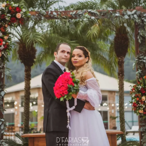 Casal de noivos olhando pra foto no Ilha Garden