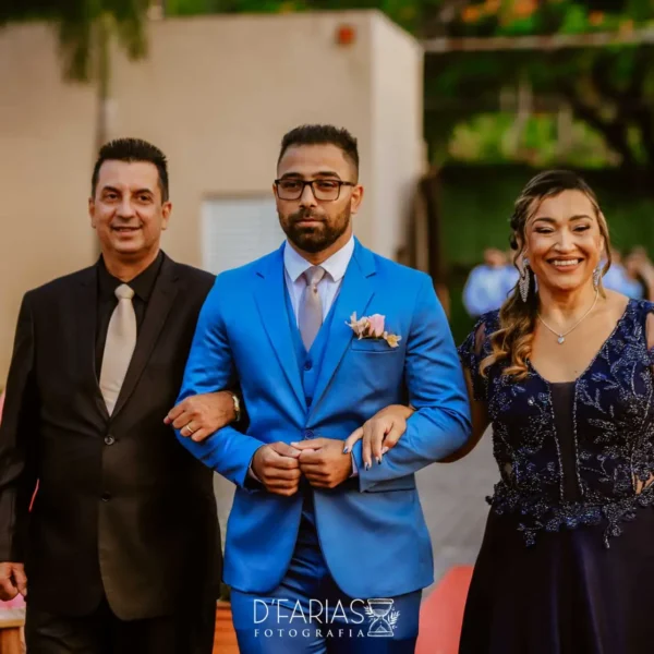 Noivo entrando com mãe e pai no casamento