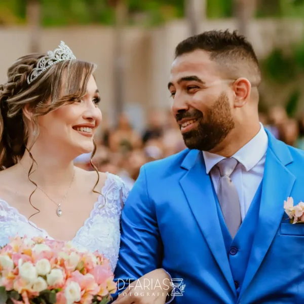 Noivos no altar olhando um para o outro e sorrindo