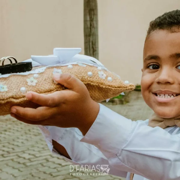 Pajem segurando as alianças