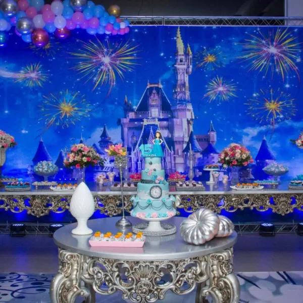 Mesa linda com castelo e festa de 15 anos