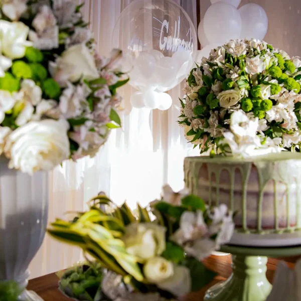 bolo batizado flores em close