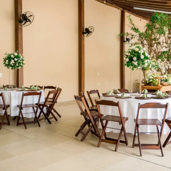 Foto do salão decorado e pronto para o casamento