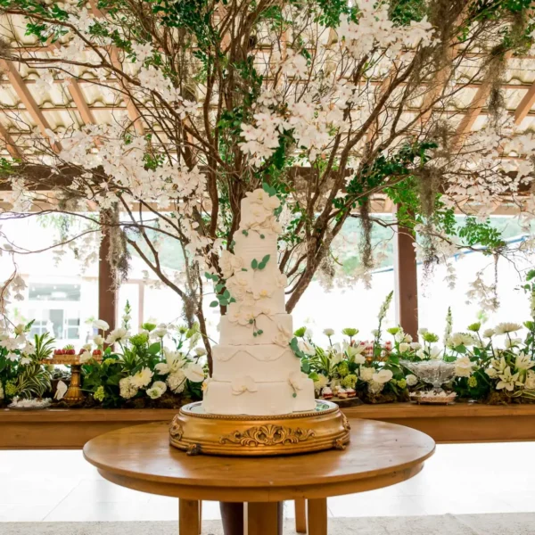 Bolo de casamento no salão da festa