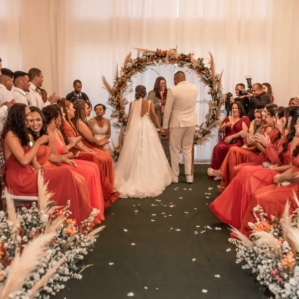 Entrada do casamento Izabella e Lucas de costas
