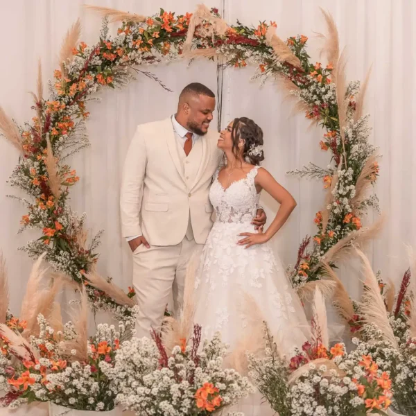 Izabella e Lucas no arco de flores