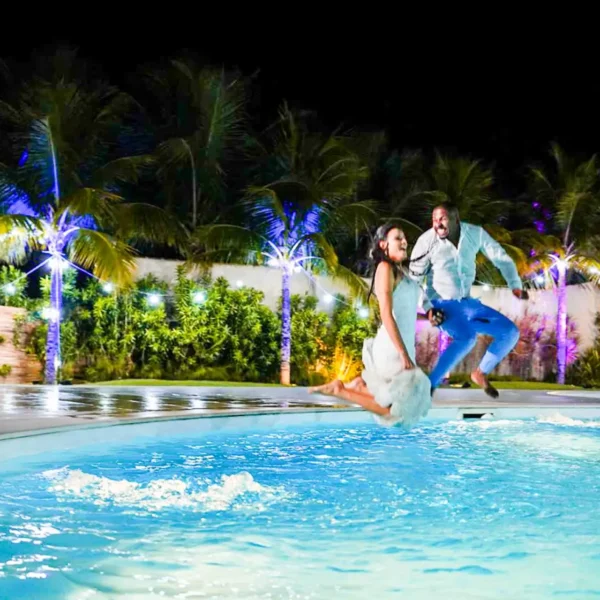 Casamento Rafaela pulando na piscina para comemorar