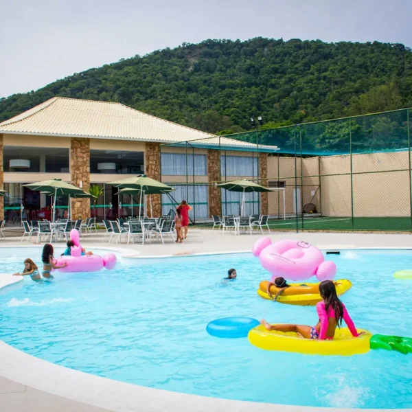 Crianças brincando na piscina