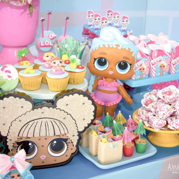 muitos brindes e doces da festa