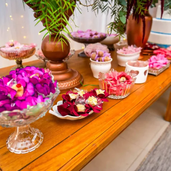 Mesa decorada com docinhos e algumas decorações