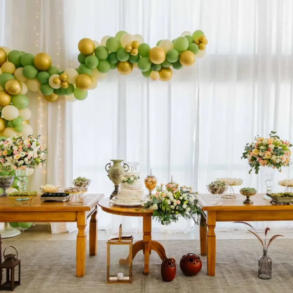 Toda a mesa decorada com o aniversário de 15 anos