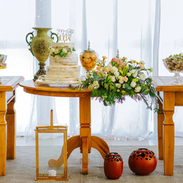Bolo e decoração completa da mesa aniversario 15 anos
