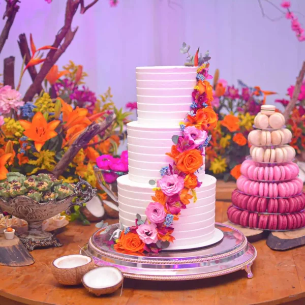 Decoração bolo com flores e docinhos