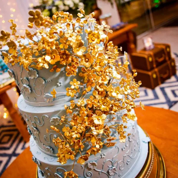 Bolo de Aniversário com flores douradas