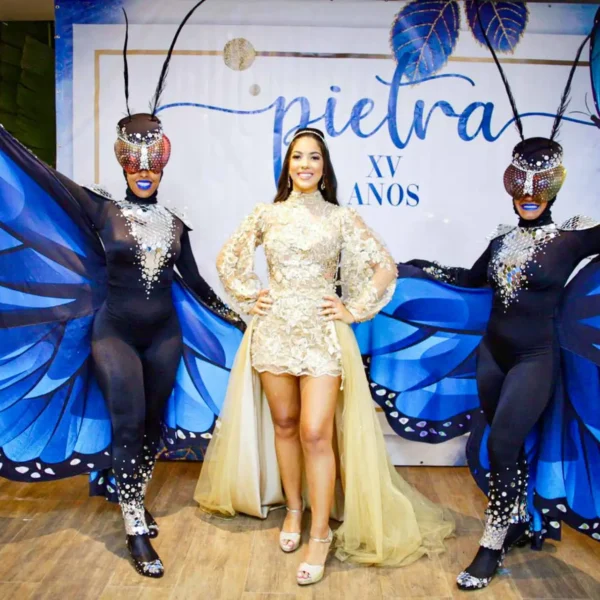 Aniversariante com animadores da festa