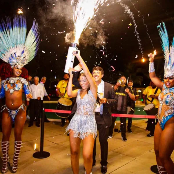 Aniversariante curtindo na pista de dança com passistas