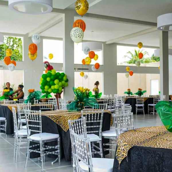 Salão com as mesas e decoração de safari