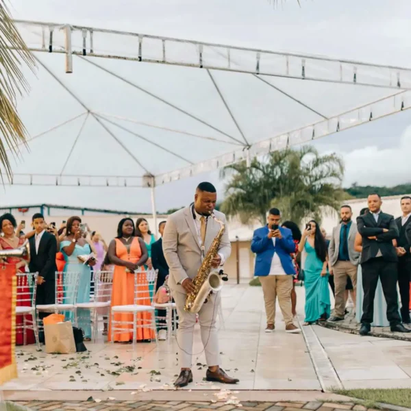 Saxofonista tocando na entrada do casamento