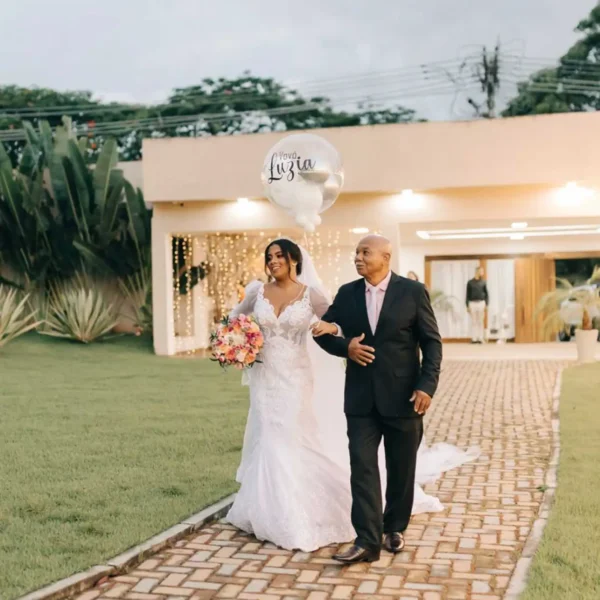 Entrada da noiva e acompanhante