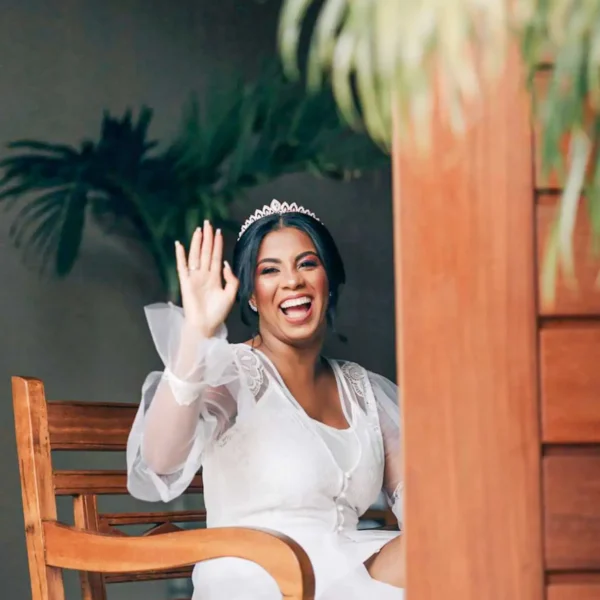 Noiva sorrindo acenando