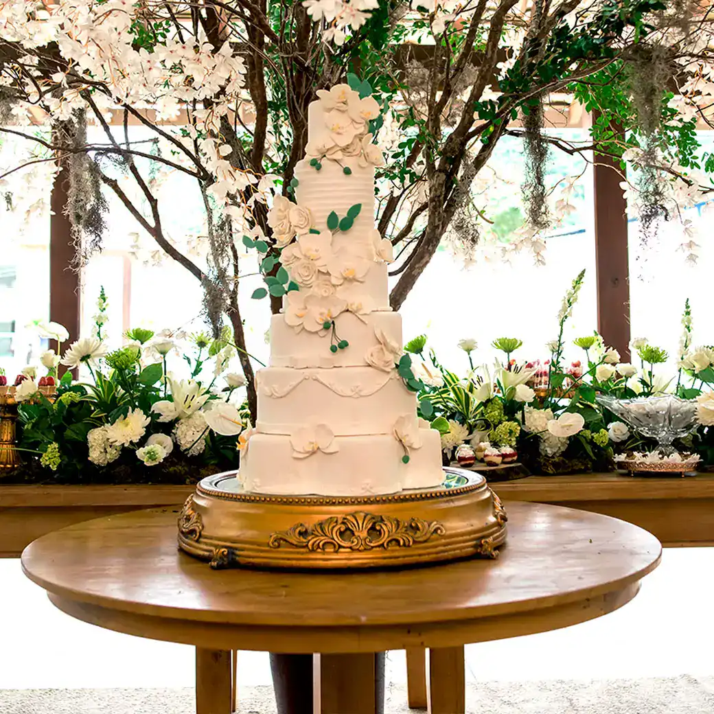 bolo branco com flores
