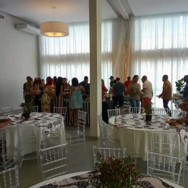 Confraternização no salão do Ilha Garden