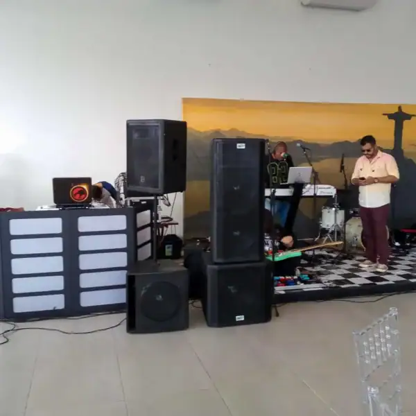 Preparo da banda para tocar no retiro Ilha Garden