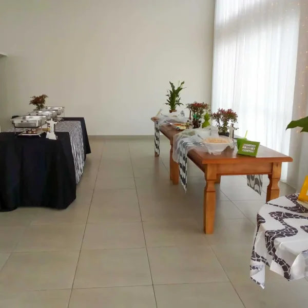 Mesa na hora do almoço no retiro em 2020