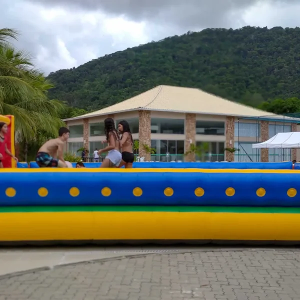 futebol de sabão com os jovens do retiro