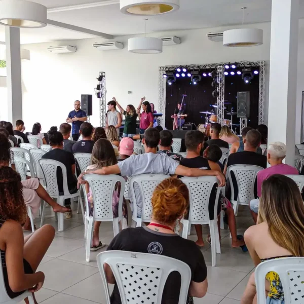 Confraternização no Salão principal Ilha Garden