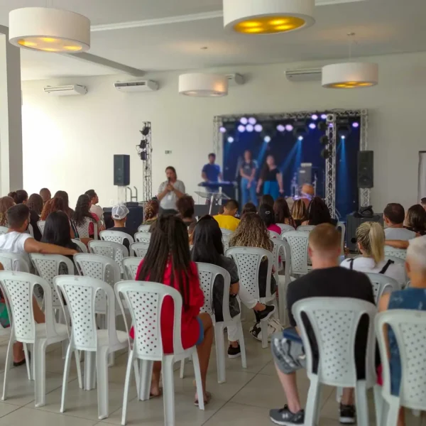 culto dentro do salão durante o retiro