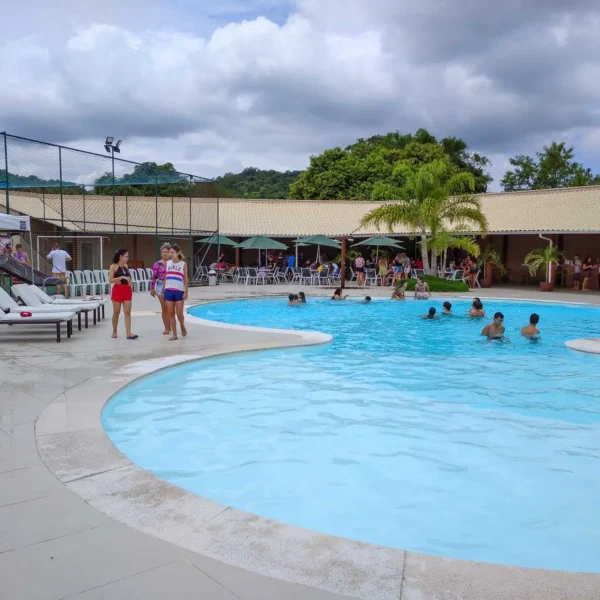retiro pessoas aproveitando a piscina durante o dia
